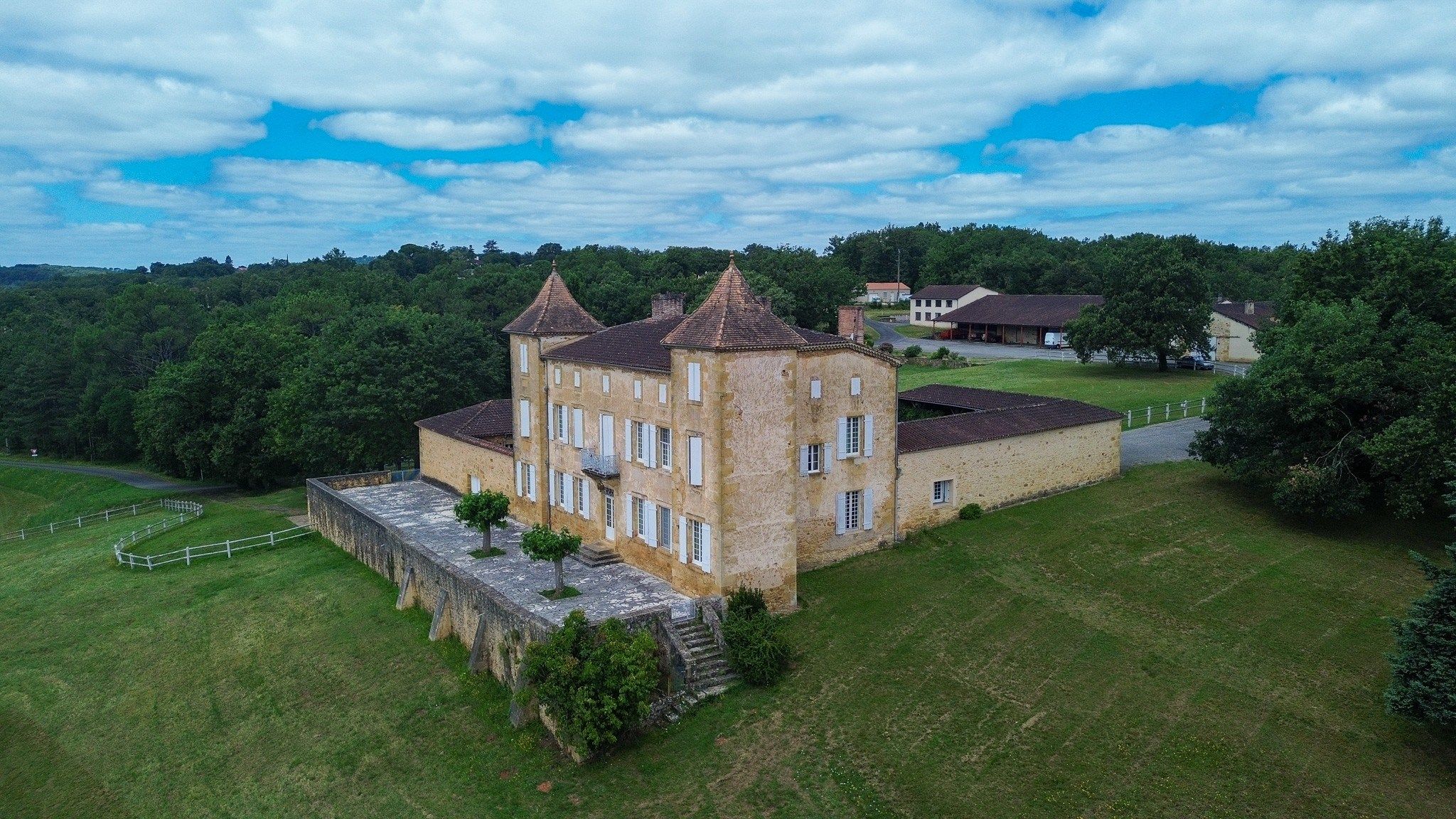 house 10 Rooms for sale on FUMEL (47500)