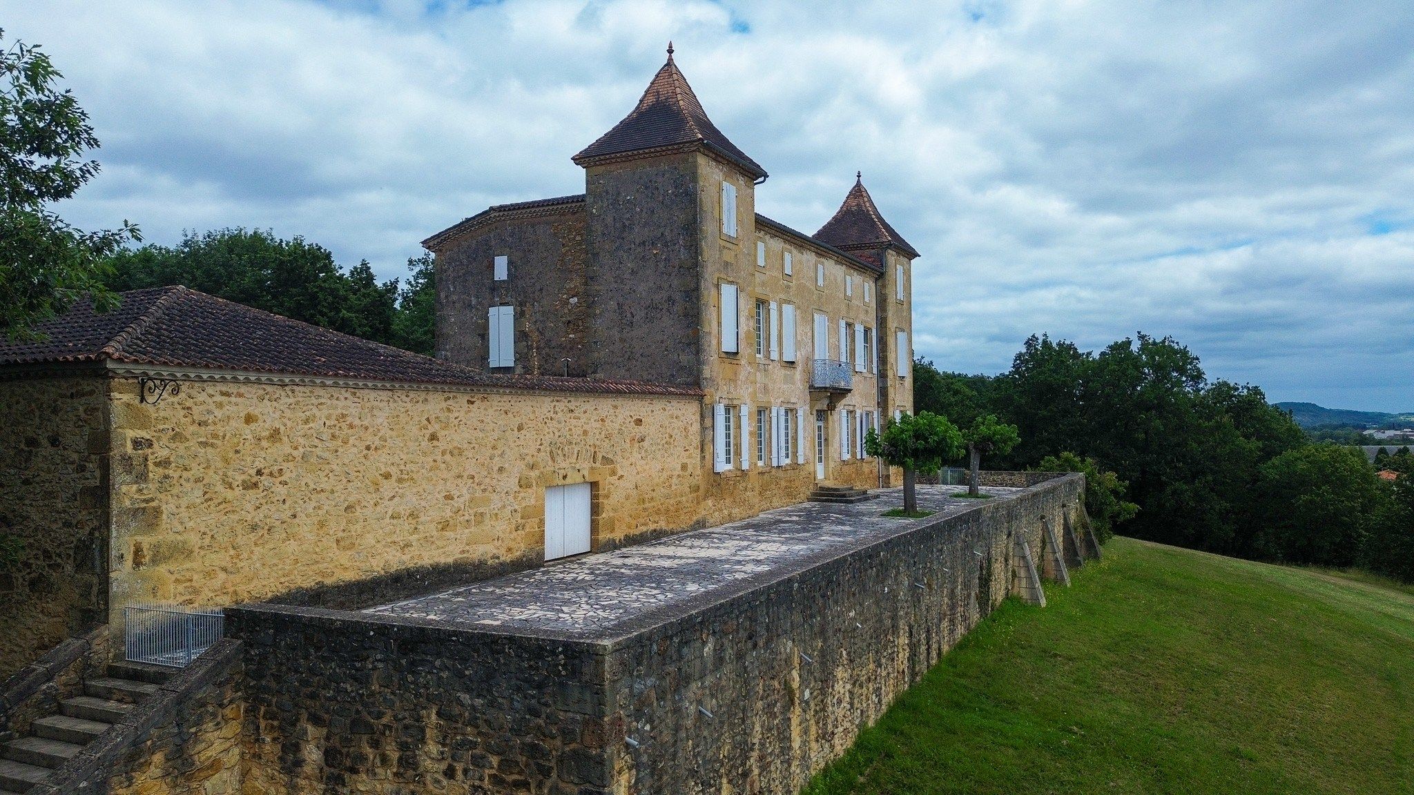 house 10 Rooms for sale on CONDEZAYGUES (47500)