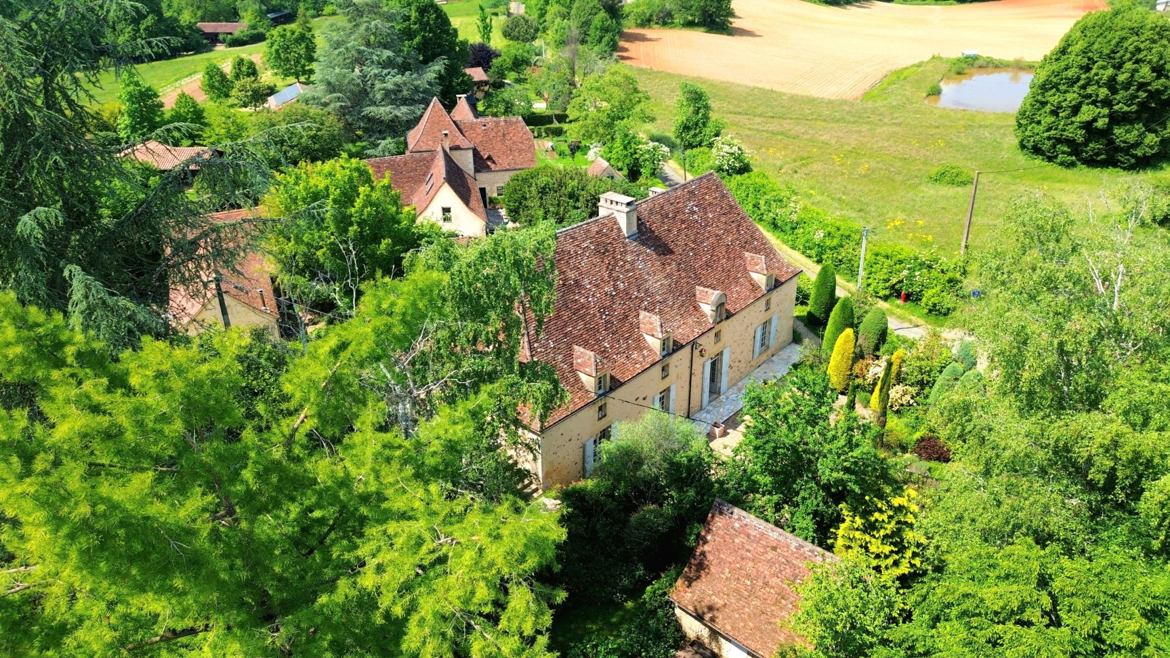 house 8 Rooms for sale on LE BUGUE (24260)