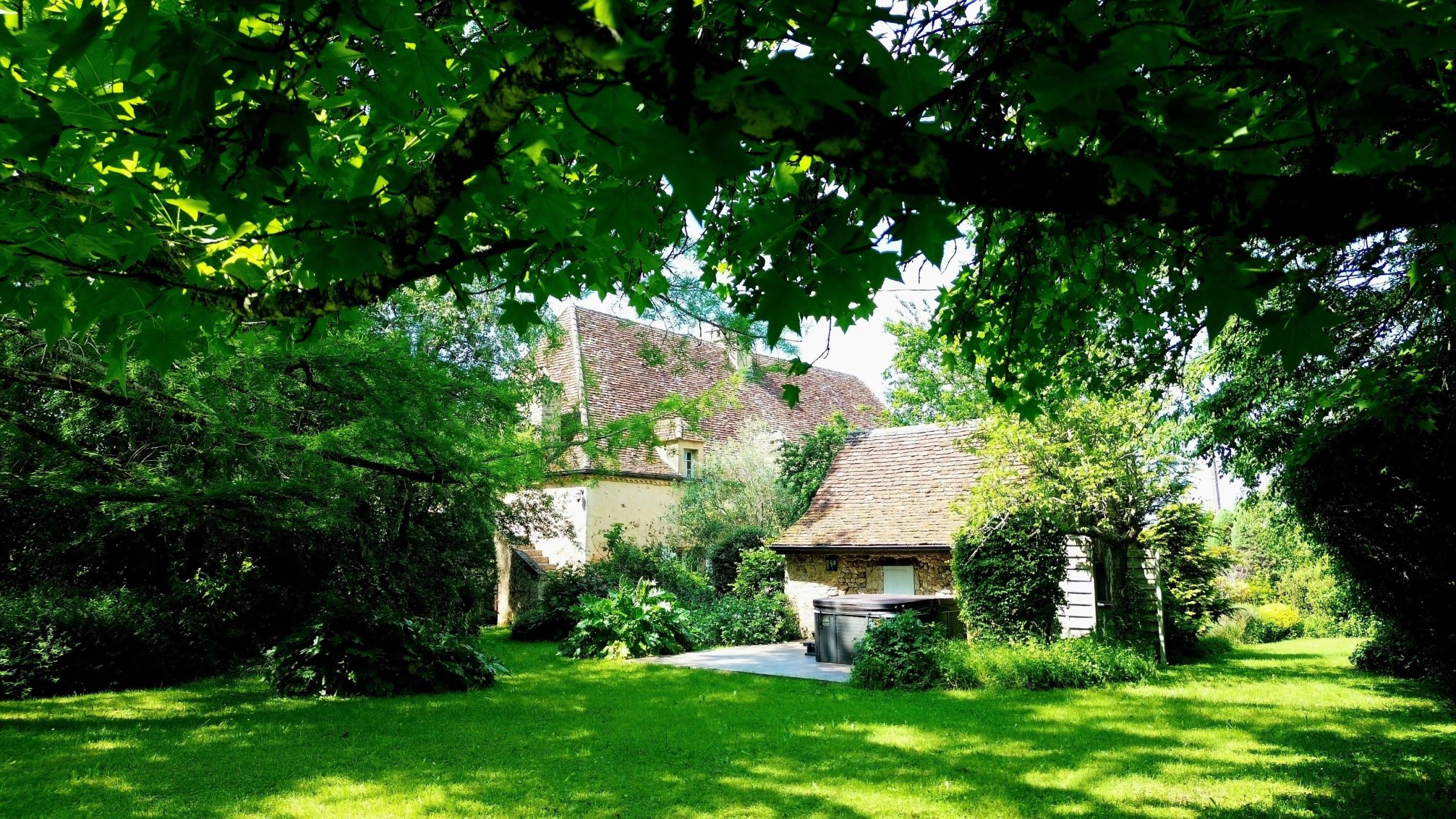 house 8 Rooms for sale on LE BUGUE (24260)