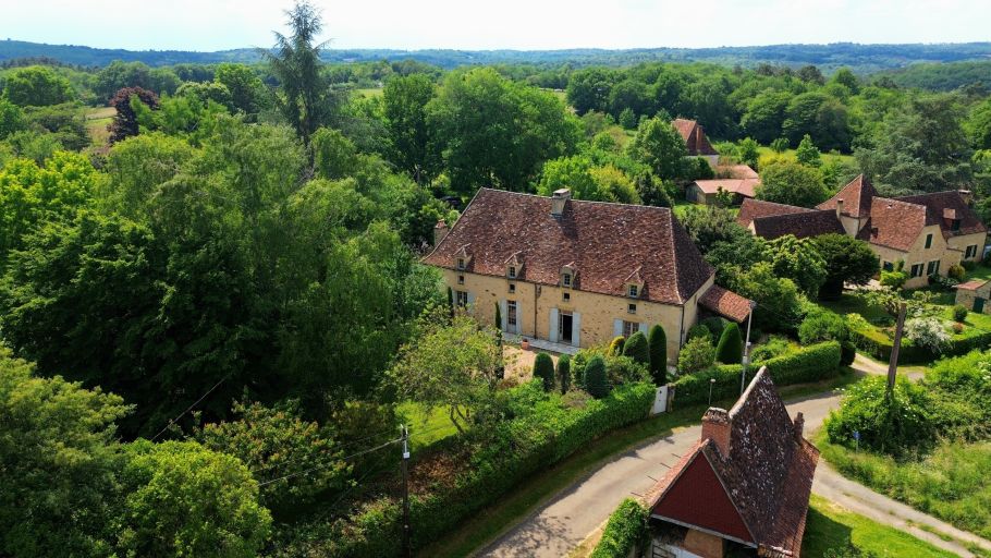 house 8 Rooms for sale on LE BUGUE (24260)