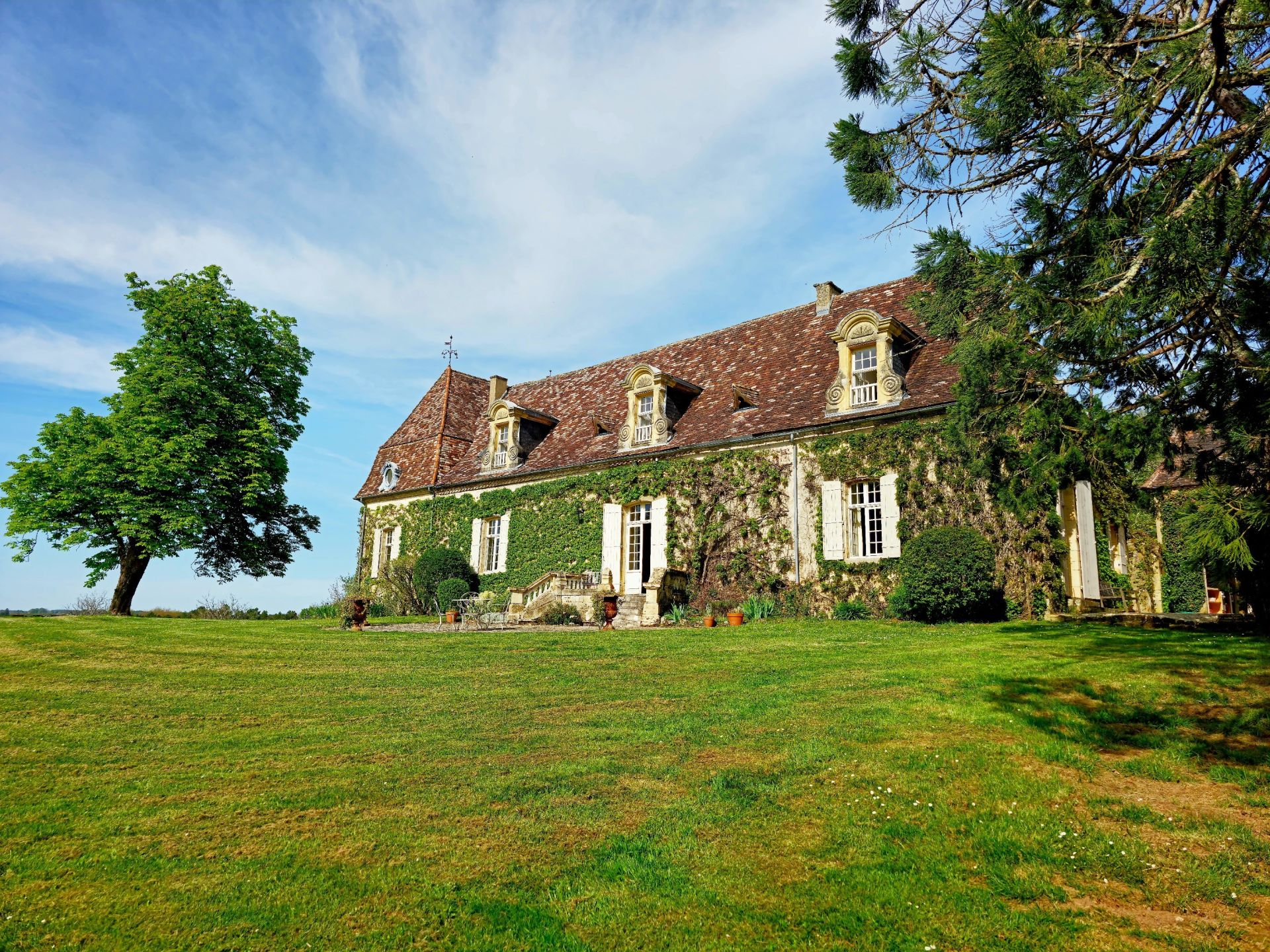 maison 15 Pièces en vente sur STE ALVERE ST LAURENT LES BATONS (24510)
