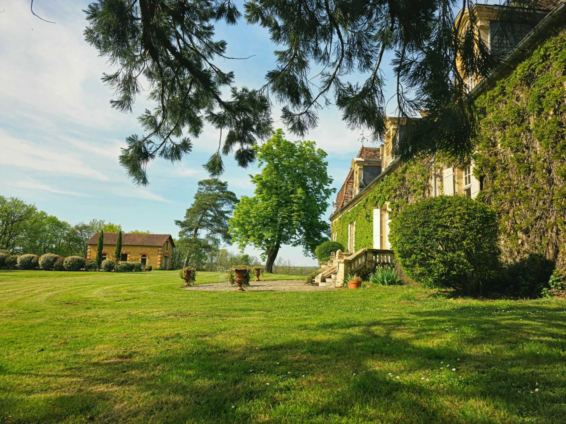 house 15 Rooms for sale on STE ALVERE ST LAURENT LES BATONS (24510)