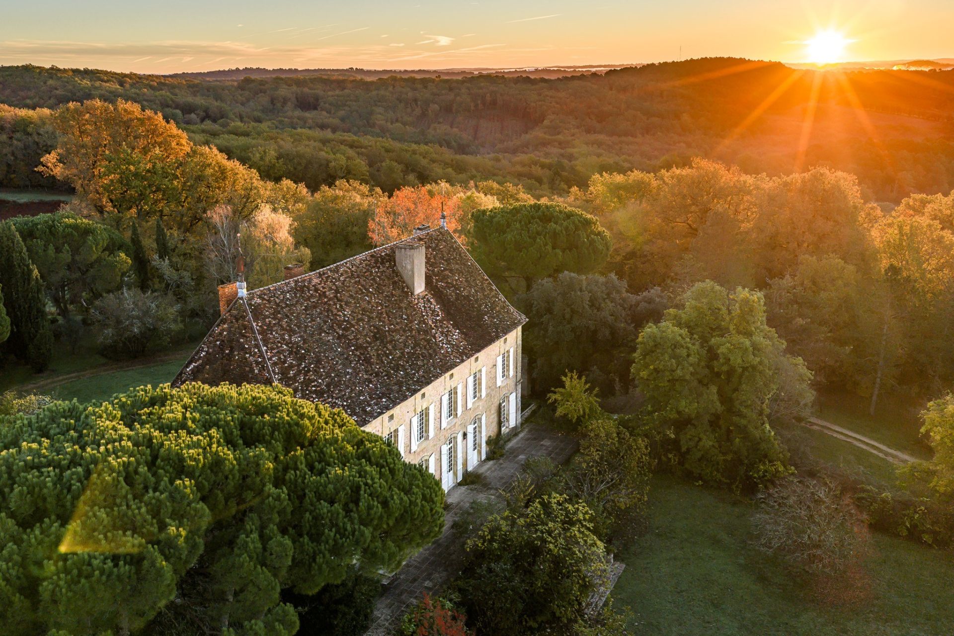 maison 15 Pièces en vente sur STE ALVERE ST LAURENT LES BATONS (24510)