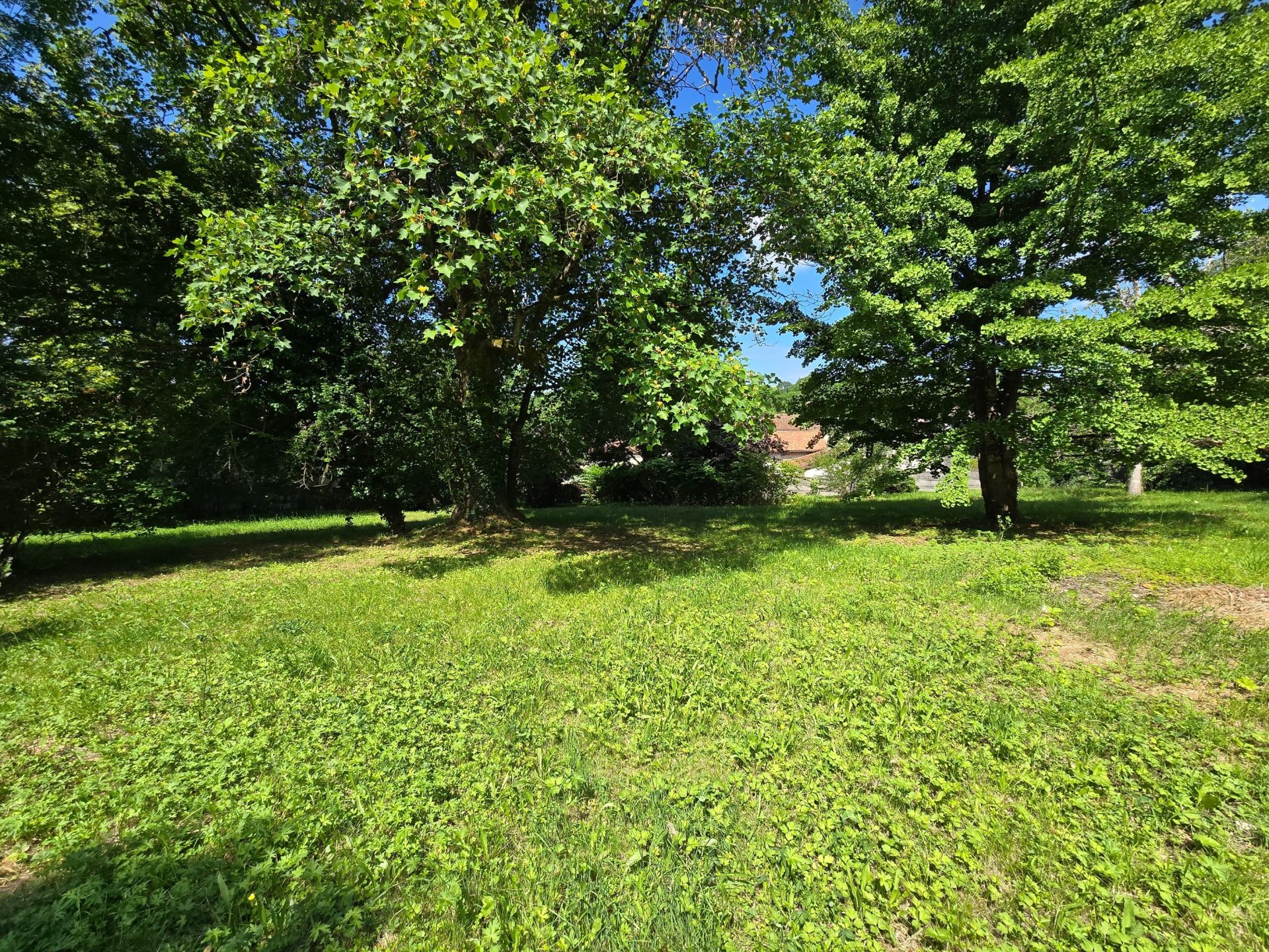 house 10 Rooms for sale on NONTRON (24300)