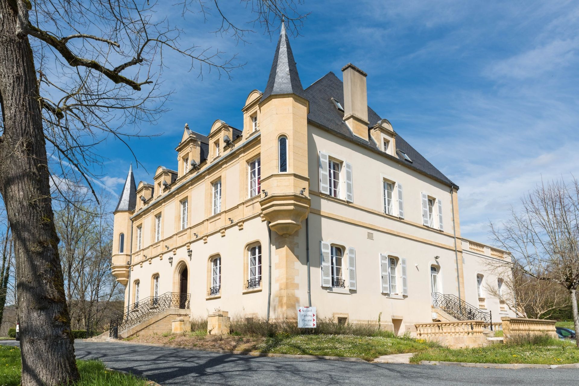 house 48 Rooms for sale on MONTIGNAC LASCAUX (24290)