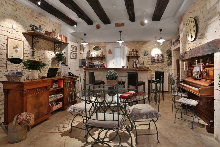 house 19 Rooms for sale on PERIGUEUX (24000)
