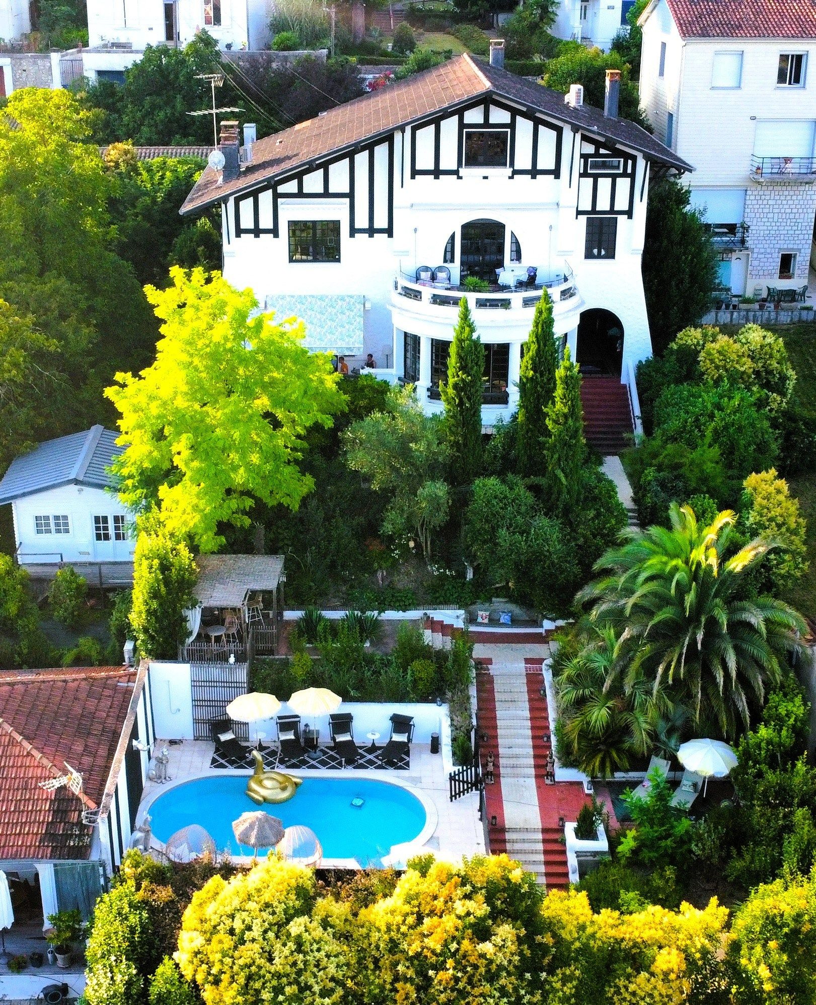 house 10 Rooms for sale on AGEN (47000)