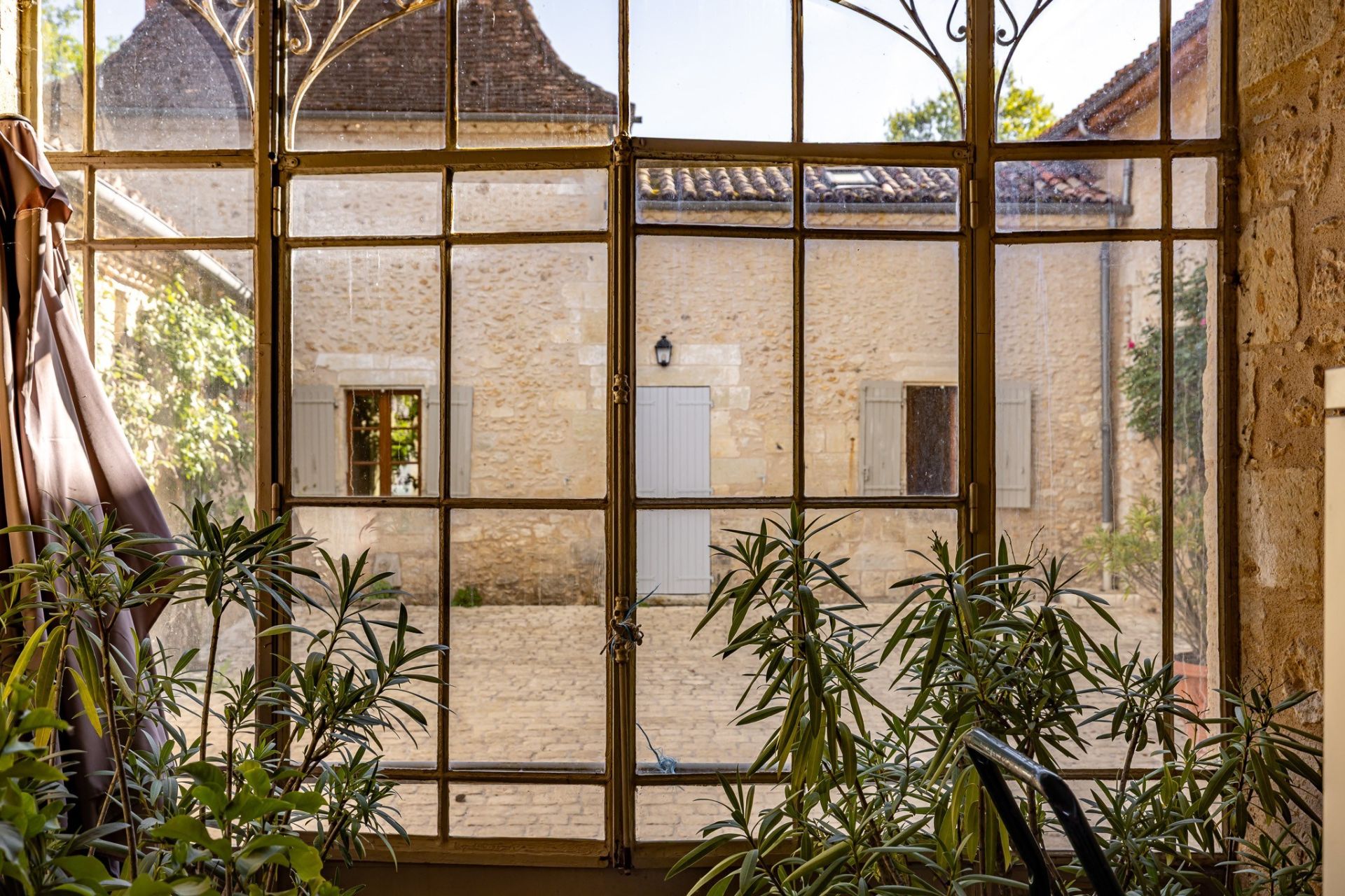 house 15 Rooms for sale on PERIGUEUX (24000)