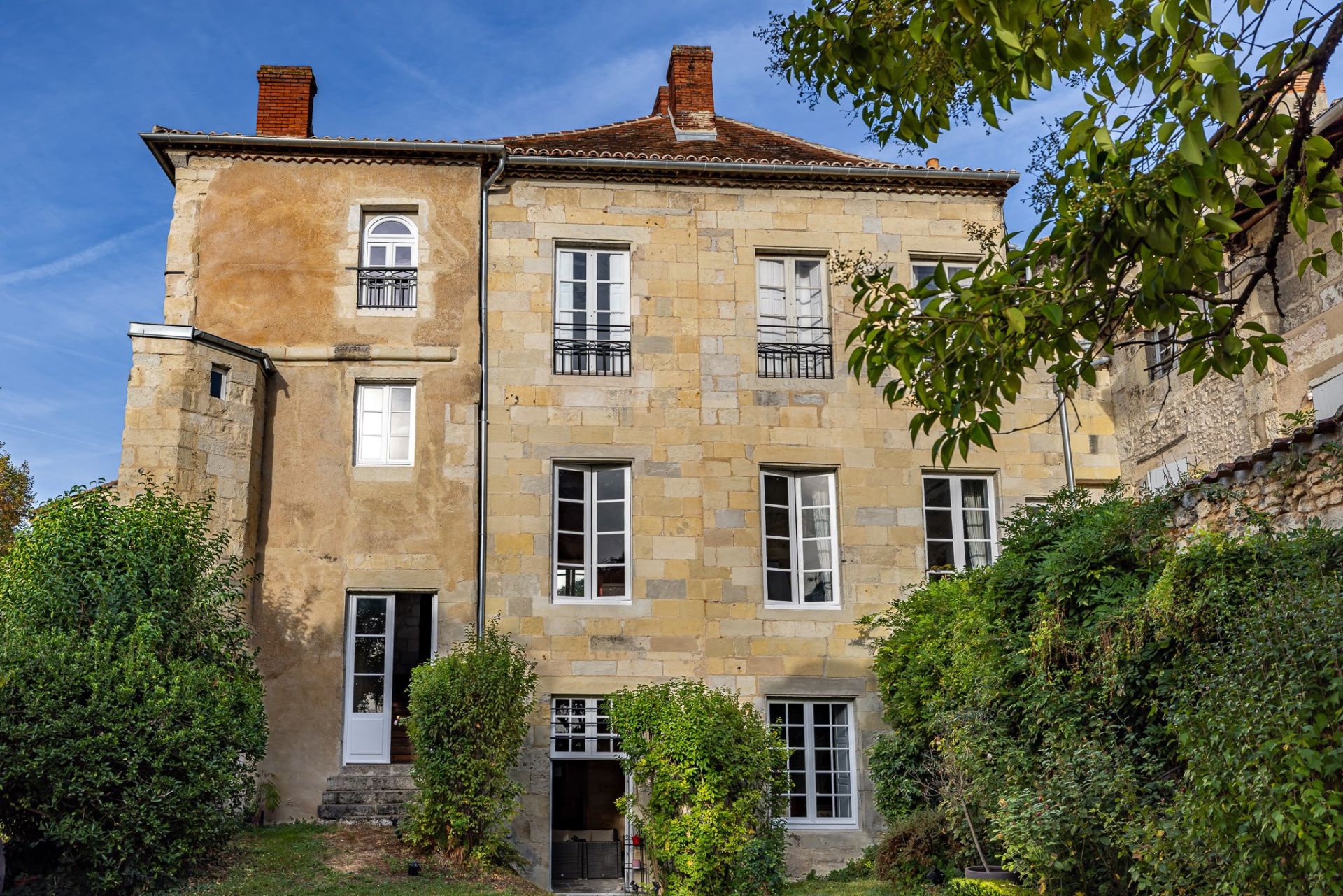 house 13 Rooms for sale on PERIGUEUX (24000)