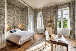 house 13 Rooms for sale on PERIGUEUX (24000)