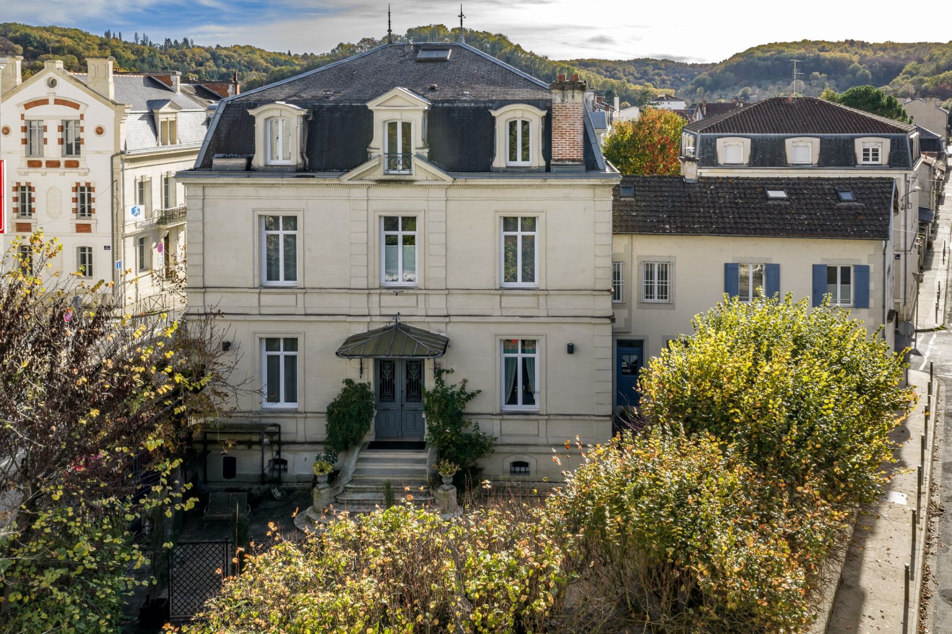 mansion 11 Rooms for sale on PERIGUEUX (24000)