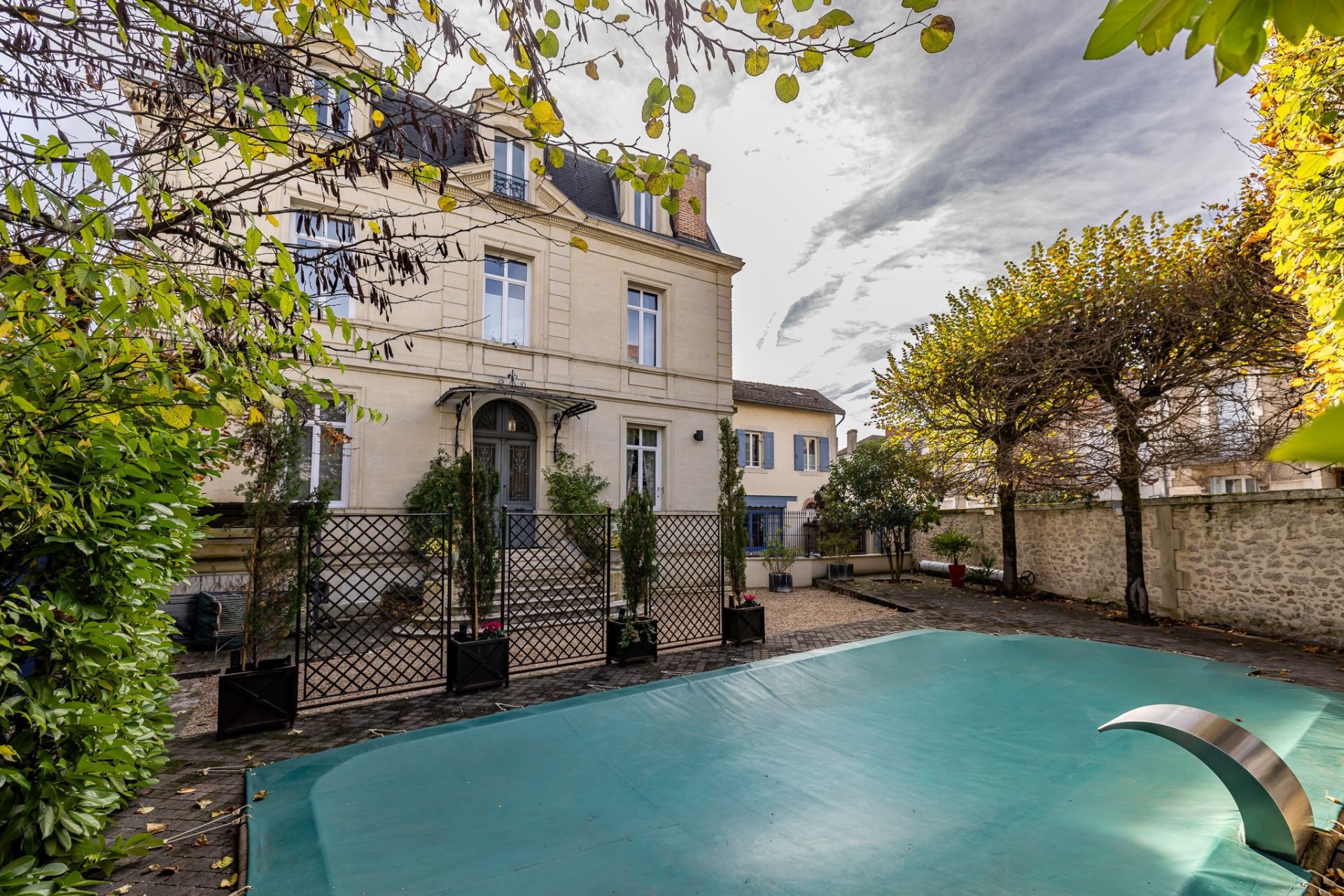 mansion 11 Rooms for sale on PERIGUEUX (24000)