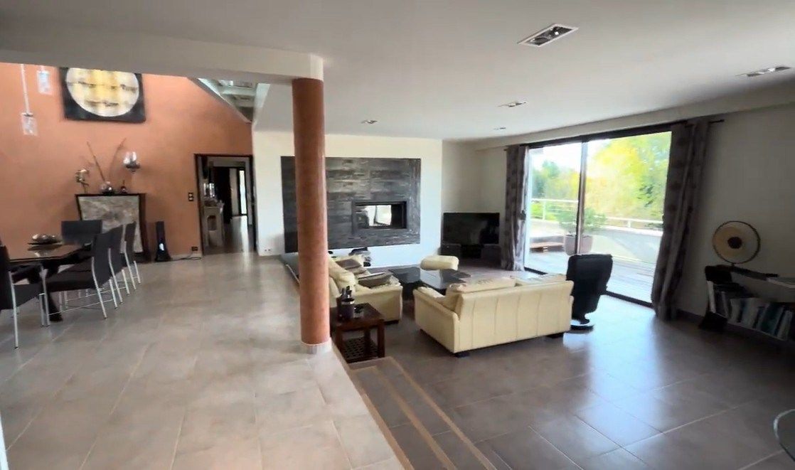 house 14 Rooms for sale on PERIGUEUX (24000)